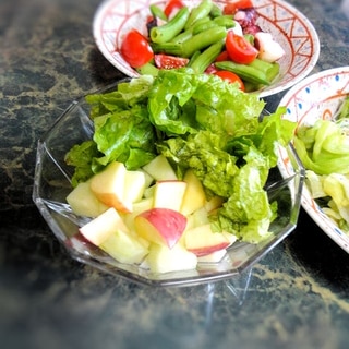 白瓜とリンゴの角切りサラダ